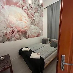 Spring Roses Downtown Boutique On The Famous Vaci Fashion Street Free Coffee, Tee Budapest